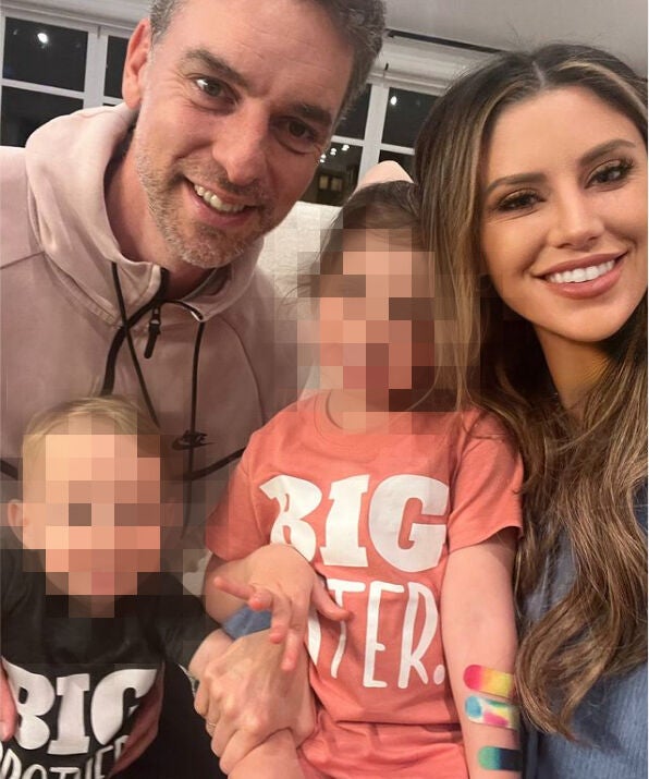 Pau Gasol y Cat McDonnell con sus hijos