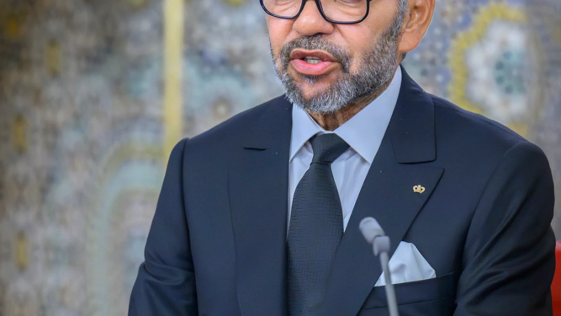 GRAF4508. RABAT (MARRUECOS), 29/07/2024.- El rey Mohamed VI de Marruecos durante un discurso pronunciado este lunes en Rabat. El rey Mohamed VI indultó este lunes, con motivo del 25 aniversario de su entronización, a varios activistas y periodistas, entre ellos Suleimán Raisuni, Omar Radi y Taoufik Bouachrine, reporteros condenados a cinco, seis y 15 años de cárcel, respectivamente, por delitos sexuales. EFE/ Maria Traspaderne