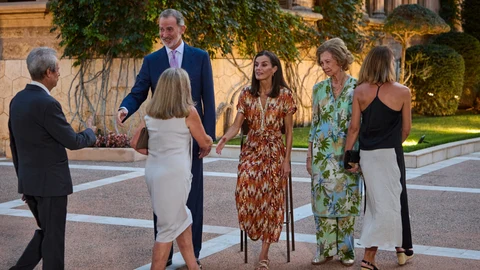 Sus Majestades los Reyes Don Felipe VI y Doña Letizia ofrecen, en el Palacio de Marivent, la tradicional rece