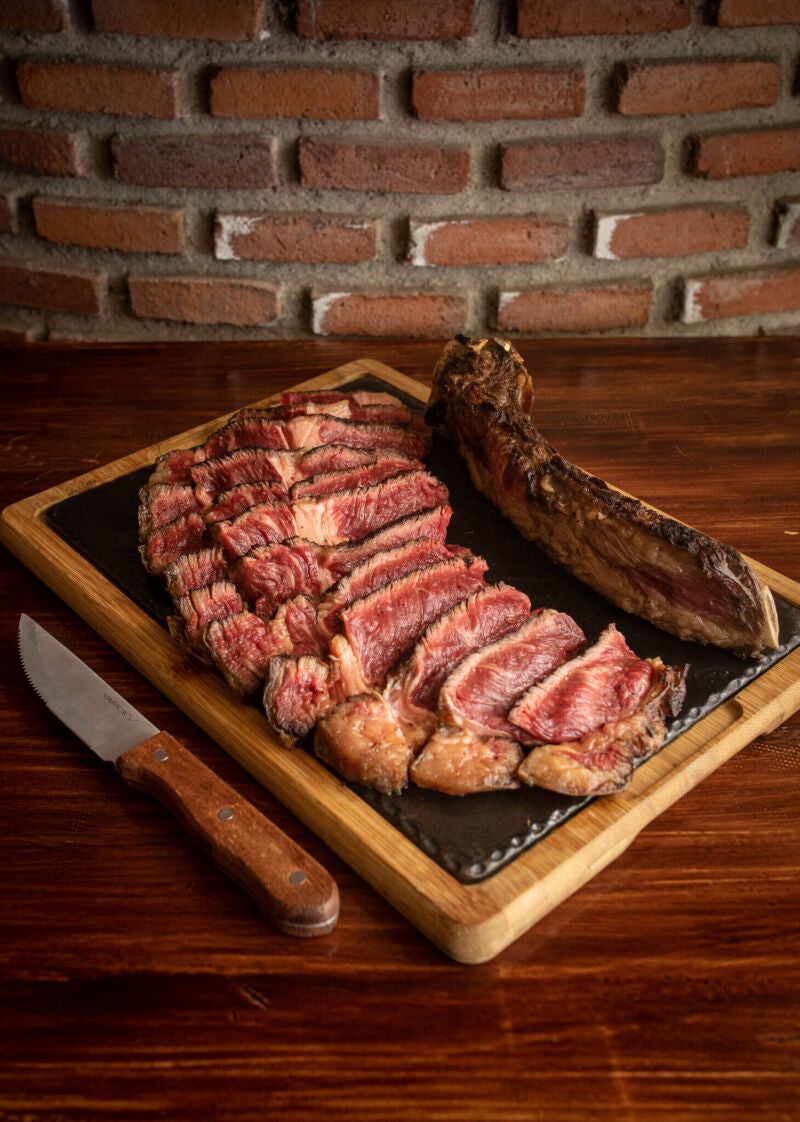 Verum es un auténtico asador castellano donde puedes disfrutar de su selección de carnes a la parrilla en su gran horno de leña castellano