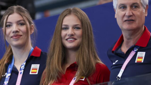 a Princesa de Asturias y su hermana, la Infanta Sofía, apoyando a España