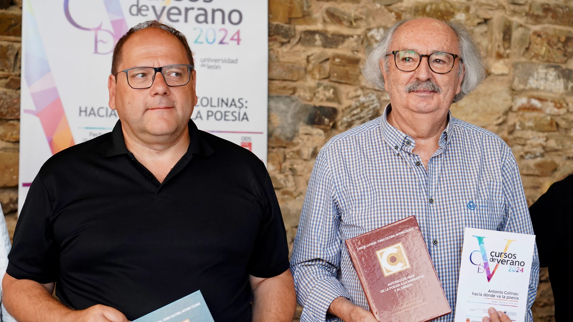 Presentación del V curso de verano de la Universidad de León ‘Antonio Colinas: hacia dónde va la poesía y del libro de actas del IV curso de verano celebrado en 2023. En la imagen, el alcalde del municipio, Javier Carrera y el poeta Antonio Colinas