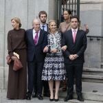 Laurence Debray al fono a la derecha .Spanish King Juan Carlos I with Cristina and Elena de Borbon and Felipe Juan Froilan , Victoria Federica and Juan Valentin Urdangarin during the wedding of Jose Luis Martinez Almeida and Teresa Urquijo in Madrid on Saturday, 06 April 2024. In this pictura writer Laurence Debray in the background