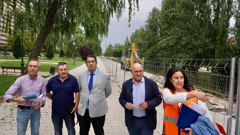 El alcalde de Valladolid, Jesús Julio Carnero, visita las obras del carril bici del Paseo Isabel La Católica