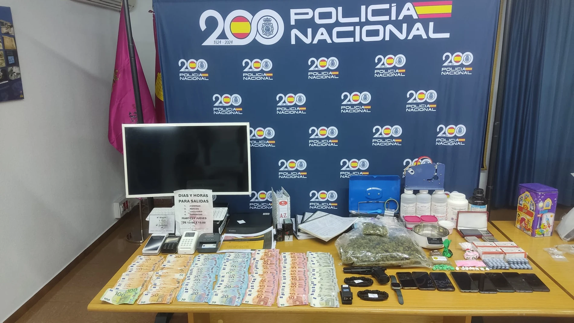 GRAF4538. MADRID, 30/07/2024.-Agentes de la Policía Nacional han liberado a 32 víctimas de trata y han desarticulado una organización criminal dedicada a la explotación sexual de mujeres en Madrid, Málaga y Toledo. Las mujeres tenían que estar disponibles las 24 horas del día y eran sometidas a estrictas normas y a una férrea vigilancia por la red criminal de la que han sido detenidas 26 personas en Madrid (9), Málaga (5) y Toledo (12) entre las que se encuentran los dos cabecillas de la orga...