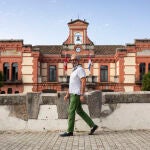 Óscar Joaquín Robles Hernández, alcalde de Rascafría, el pasado martes 30 de julio en la plaza del ayuntamiento