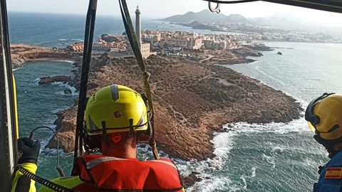 Buscan a un joven de 17 años desaparecido cuando se bañaba en La Manga (Cartagena)