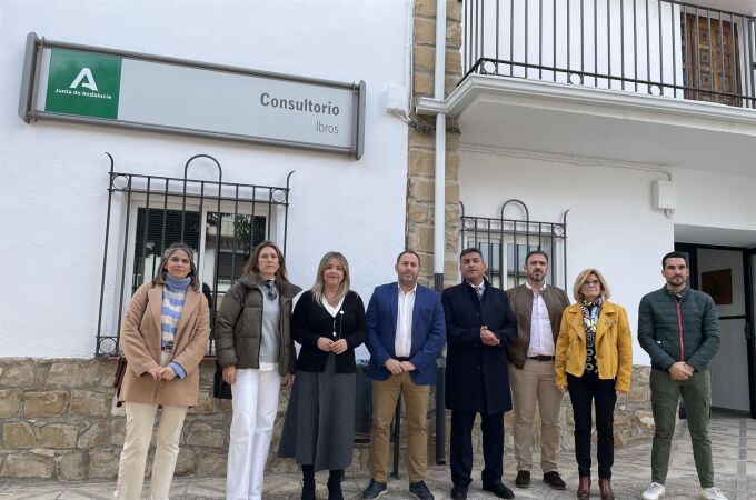 Imagen de archivo de una visita institucional al consultorio de Ibros