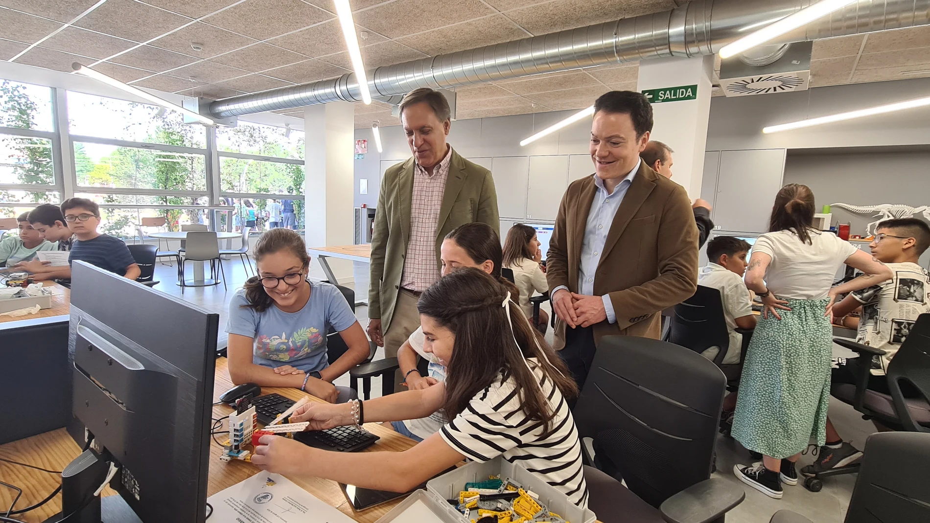 El alcalde de Salamanca, Carlos García Carbayo, visita el campamento de nuevas tecnologías