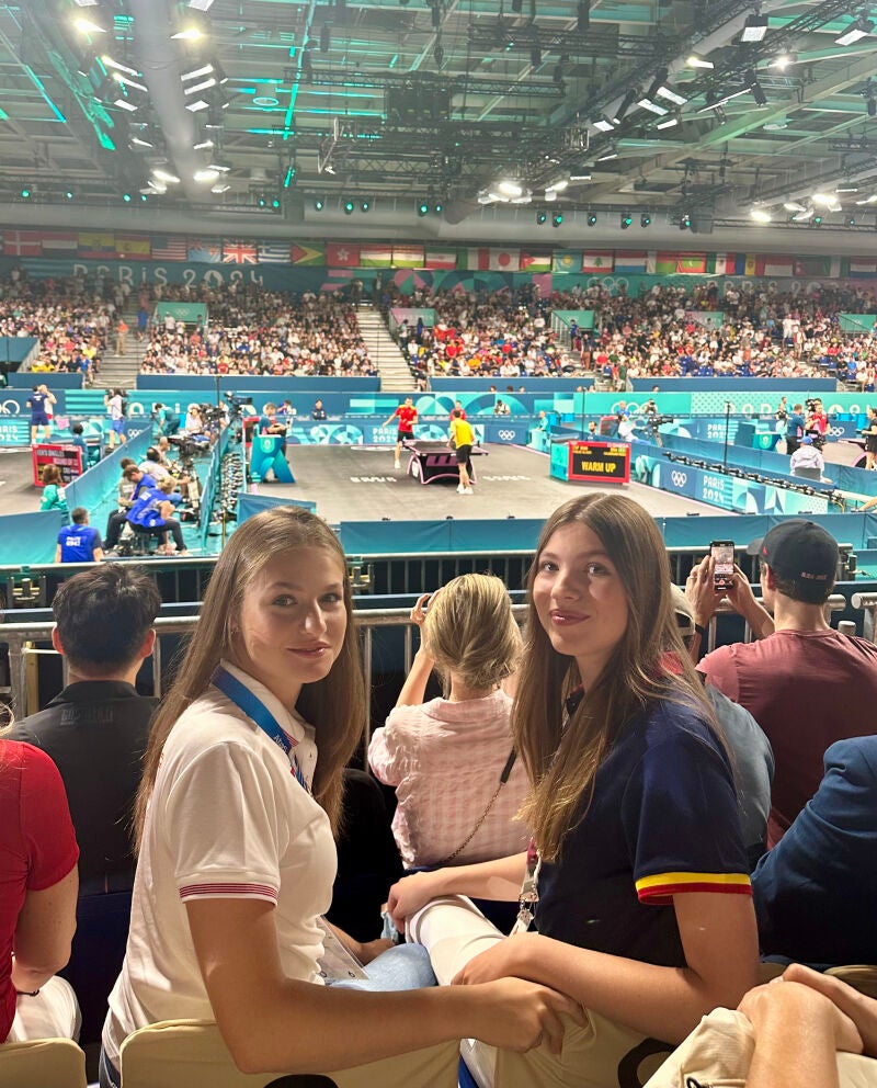 Leonor y Sofía en una nueva jornada en París,