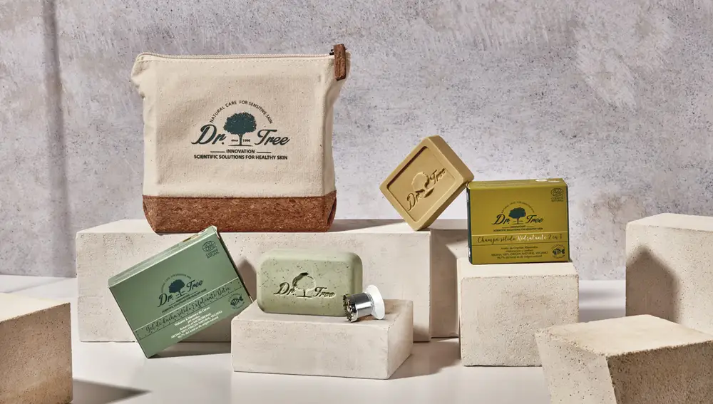 La formulación de este champú incluye un concentrado de tensioactivos de origen natural, suaves y cremosos.