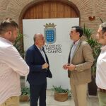 El subdelegado del Gobierno en Valladolid, Jacinto Canales, se reúne con el alcalde de Medina del Campo, Guzmán Gómez, para tratar asuntos relativos a la seguridad ciudadana en el municipio