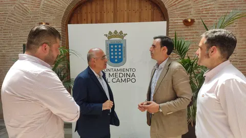 El subdelegado del Gobierno en Valladolid, Jacinto Canales, se reúne con el alcalde de Medina del Campo, Guzmán Gómez, para tratar asuntos relativos a la seguridad ciudadana en el municipio