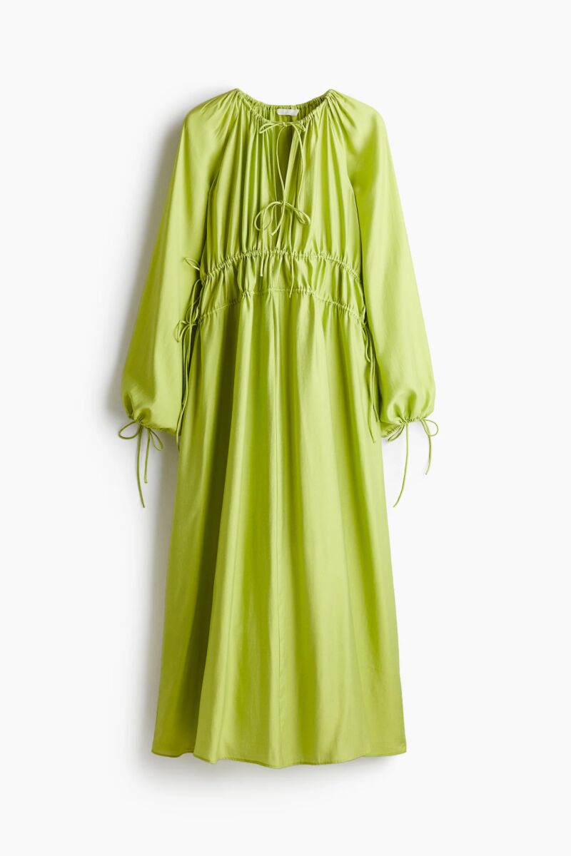 Vestido oversize con cordones ajustables.