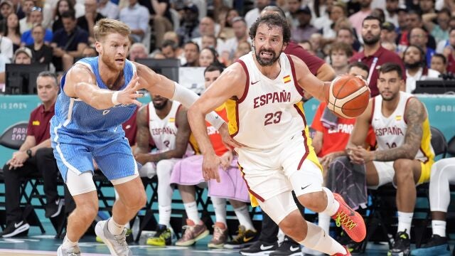 Llull escapa de la defensa de Walkup