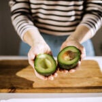 Un aguacate partido por la mitad
