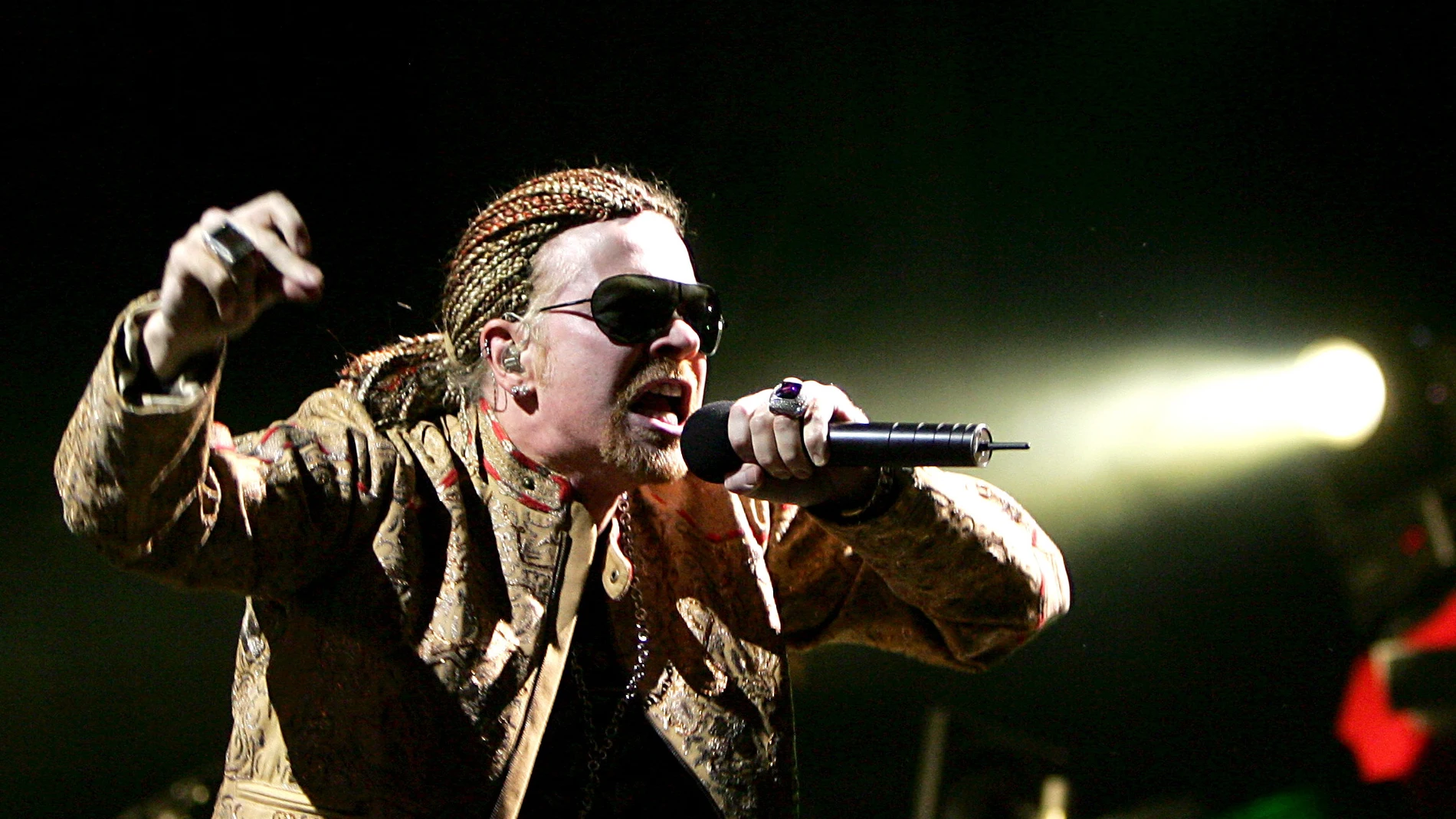 El líder de la banda de rock estadounidense Guns N'Roses, Axl Rose, que llevaba casi doce años sin subirse a un escenario, durante su concierto, esta noche, en el Auditorio Juan Carlos I de Madrid, donde abren su nueva gira europea. EFE/ Alberto Martín