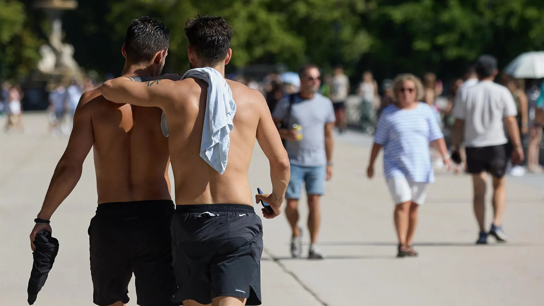 La ola de calor alcanza hoy su punto álgido y pondrá en riesgo a casi toda España con avisos rojos en algunas zonas