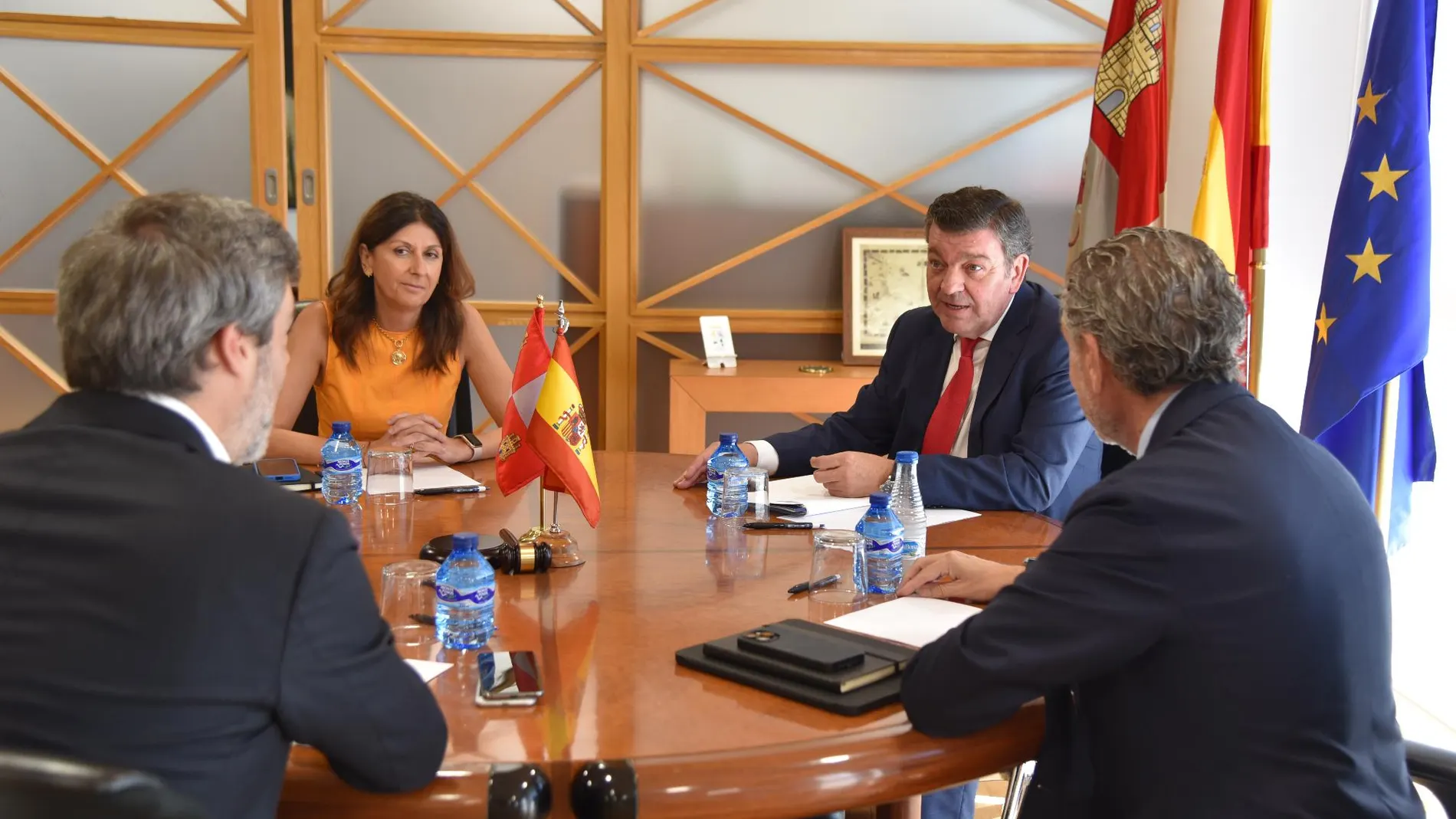 González Gago se reúne con el presidente de la Fundación Centro Nacional del Vidrio, Andrés Ortega