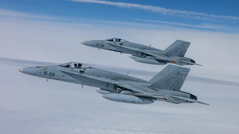Dos F-18 como los que se desplegarán en Rumanía, durante su misión en Lituania, la cual acaba de concluir