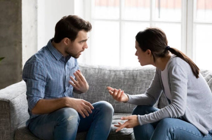 Una pareja dialogando 