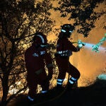  Efectivos de la Unidad Militar de Emergencias combaten las llamas del incendio de Benasau (Alicante)