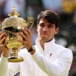 Carlos Alcaraz levantando el título de Wimbledon 2024. 