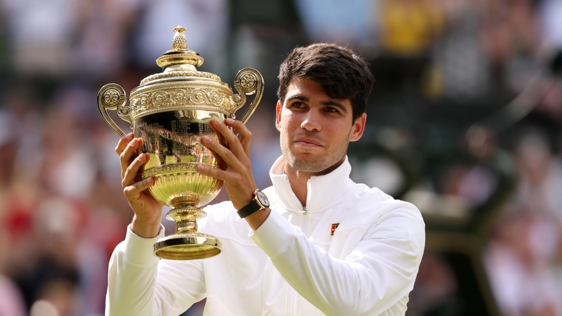 Carlos Alcaraz levantando el título de Wimbledon 2024.