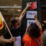 Activistas convocados por los CDR se concentran ante ERC contra la investidura de Illa