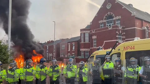 AMP.-R.Unido.-Más de 50 policías heridos en protestas violentas por la muerte de tres niñas en Southport, en Reino Unido