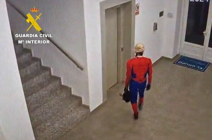 Se disfraza de Spiderman para robar y se lleva sólo una botella de agua