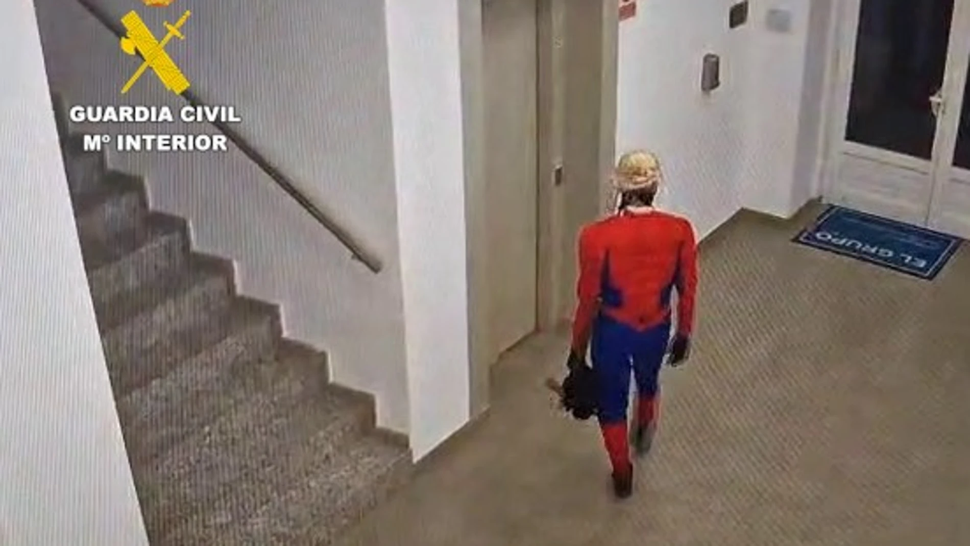 Se disfraza de Spiderman para robar y se lleva sólo una botella de agua