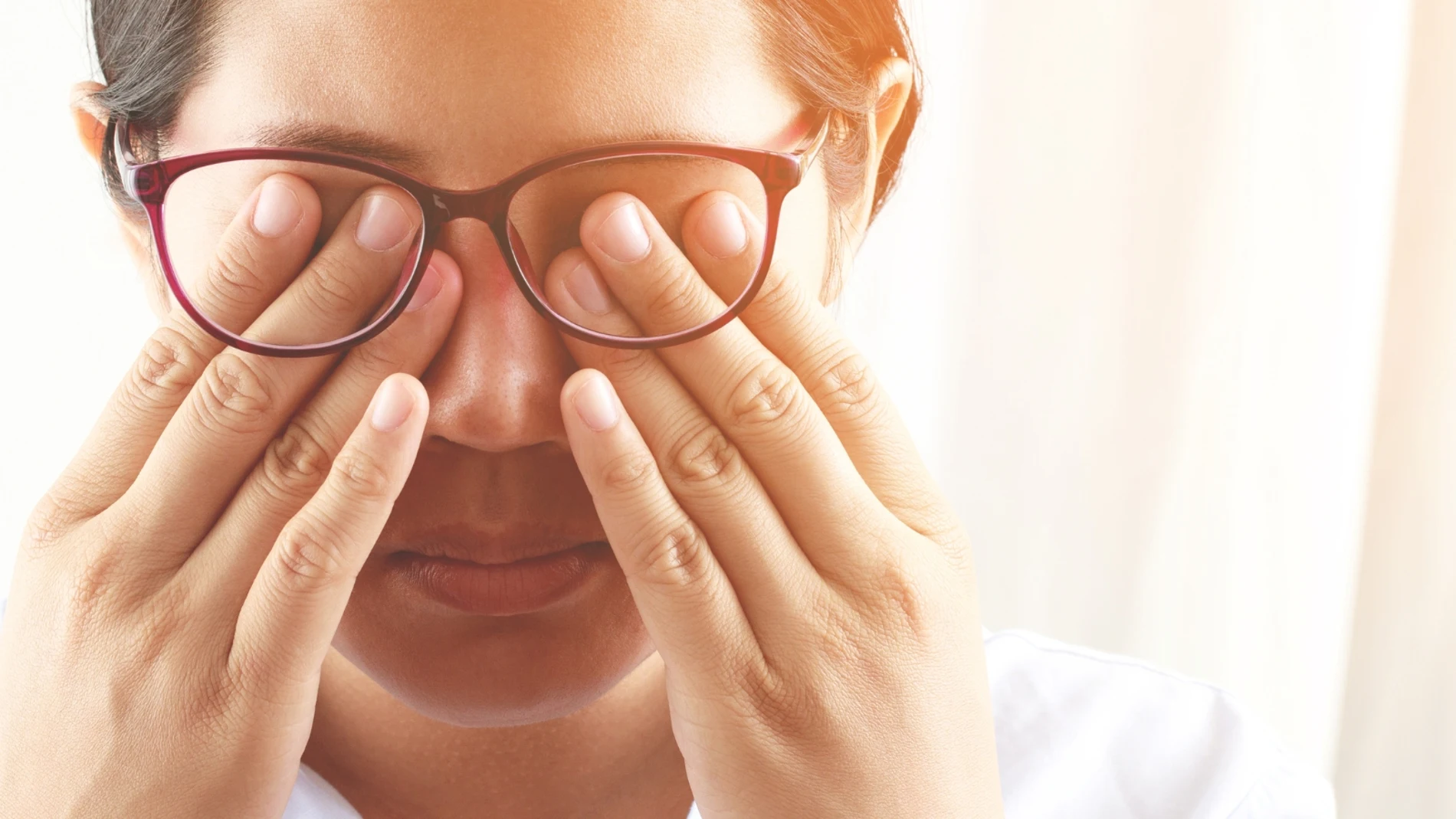 Soy oftalmóloga y esta es la forma correcta de rascarnos los ojos sin dañar la córnea