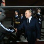 Vladimir Putin estrecha la mano a unos de los ruso liberados tras aterrizar en Moscú