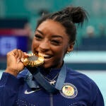 Simone Biles muerde la medalla de oro que consiguió en concurso completo