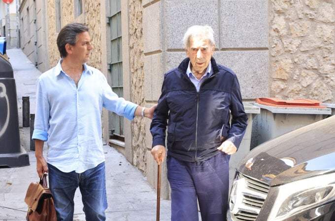 Mario Vargas Llosa junto a su hijo Gonzalo