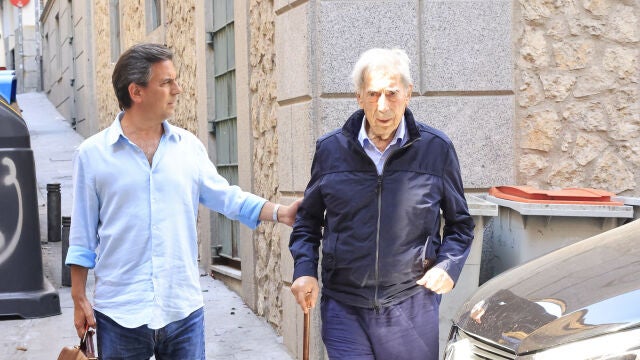 Mario Vargas Llosa junto a su hijo Gonzalo