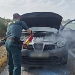 El agente apagando el fuego 