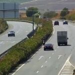 Imagen de la moto circulando en sentido contrario por la A-4 captada por las cámaras de la DGT