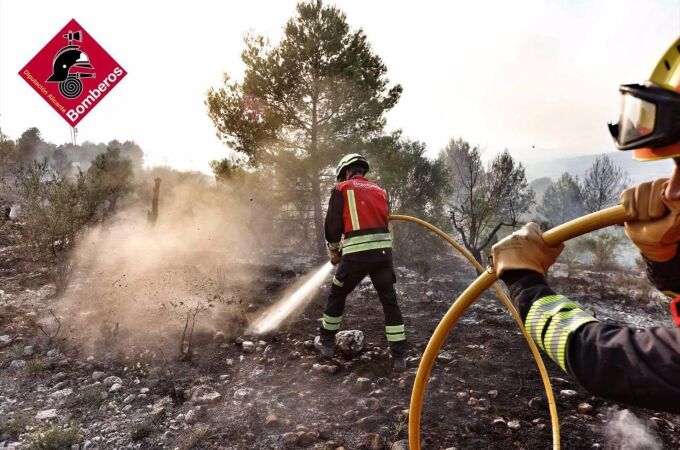 Regresan a sus viviendas los desalojados de Penáguila por el incendio de Benasau (Alicante)