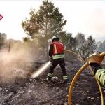 Regresan a sus viviendas los desalojados de Penáguila por el incendio de Benasau (Alicante)