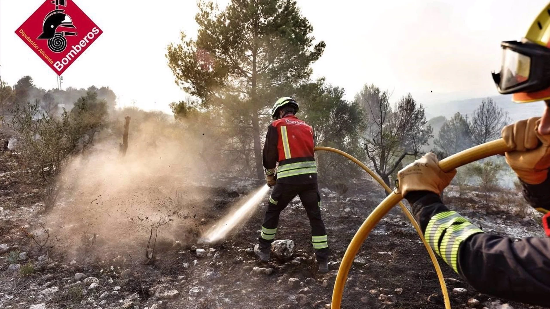 Regresan a sus viviendas los desalojados de Penáguila por el incendio de Benasau (Alicante)