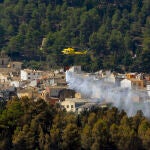 Un helicóptero refresca el perímetro de la localidad de Penáguila