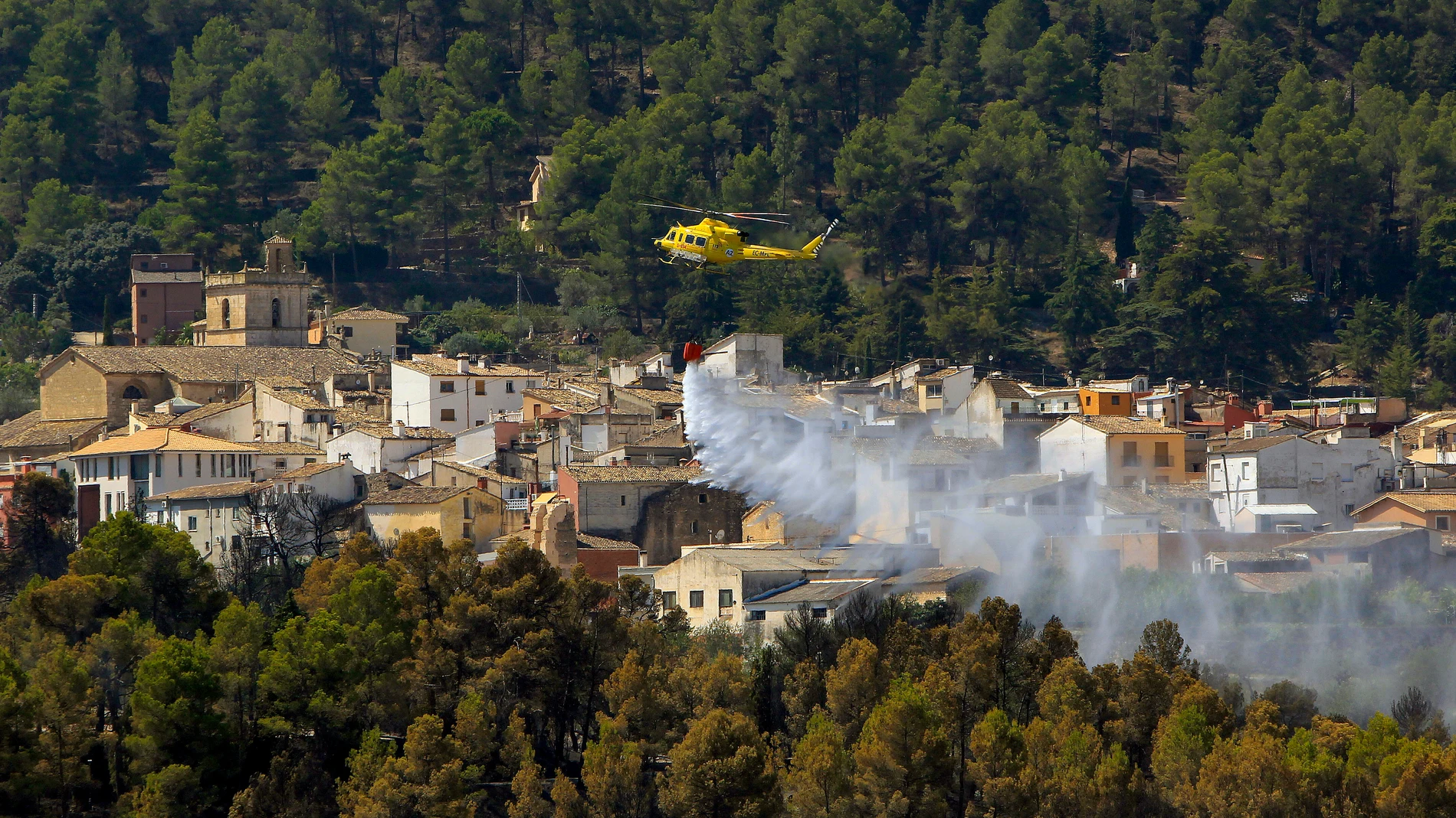 Un helicóptero refresca el perímetro de la localidad de Penáguila