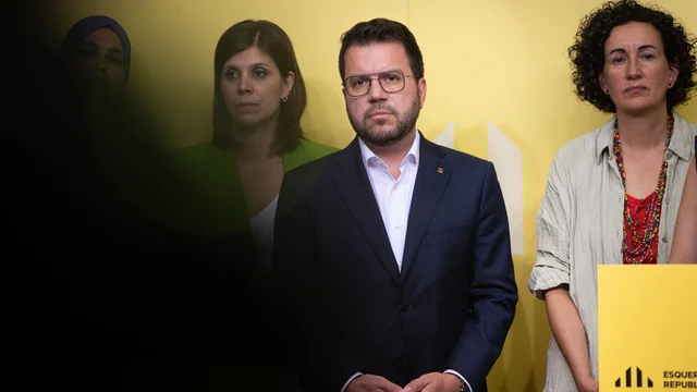 El presidente de la Generalitat, Pere Aragonès, y la secretaria general de ERC Marta Rovira, durante una rueda de prensa, en la sede de ERC, a 29 de julio de 2024, en Barcelona, Catalunya (España). La ejecutiva de ERC ha avalado este lunes, 29 de julio, el preacuerdo con el PSC para investir como presidente de la Generalitat al líder socialista, Salvador Illa, tras una reunión de casi 10 horas, y que se basa en mejoras en financiación y en impulso del catalán. 29 JULIO 2024;ERC;CATALUNYA; Lorena Sopêna / Europa Press 29/07/2024