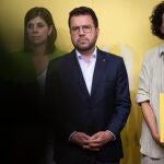 El presidente de la Generalitat, Pere Aragonès, y la secretaria general de ERC Marta Rovira, durante una rueda de prensa, en la sede de ERC, a 29 de julio de 2024, en Barcelona, Catalunya (España). La ejecutiva de ERC ha avalado este lunes, 29 de julio, el preacuerdo con el PSC para investir como presidente de la Generalitat al líder socialista, Salvador Illa, tras una reunión de casi 10 horas, y que se basa en mejoras en financiación y en impulso del catalán. 29 JULIO 2024;ERC;CATALUNYA; Lorena Sopêna / Europa Press 29/07/2024