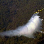 Los bomberos refrescan los puntos calientes del incendio de Benasau que ha quemado 327 hectáreas
