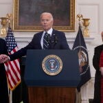 Joe Biden, en la Casa Blanca, junto a familiares del periodista del "Wall Street Journal" Evan Gershkovich