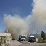 Los bomberos de Ponferrada trabajan en la extinción de un incendio en el exterior del Centro de Reciclaje