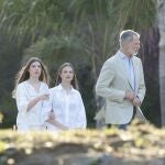 La princesa Leonor y la infanta Sofía, junto a su padre el Rey Felipe VI